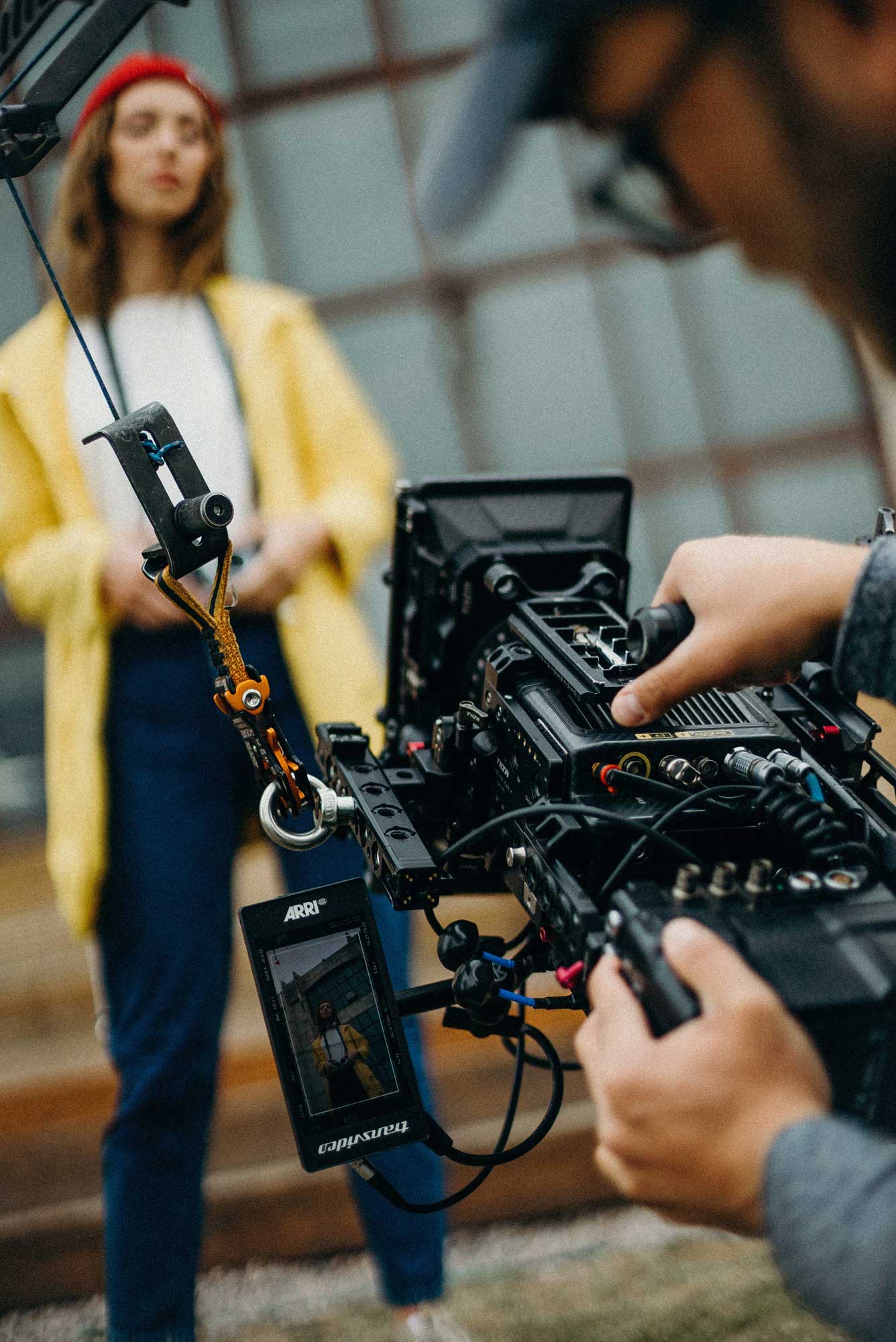 Filmkamera die auf Model gerichtet ist